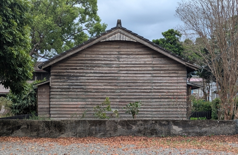 窓のない側面から見た建物の外観。