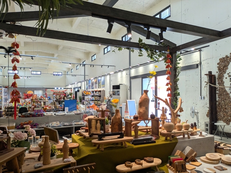 木工製品やお土産物を扱う店舗の外観。