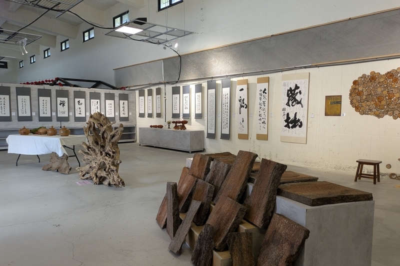 園区内にある展示ホールの外観。