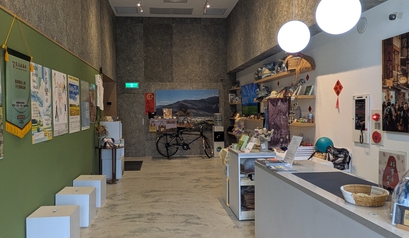 米倉生活館のエントランスでの暮らしの展示と特産品の販売。