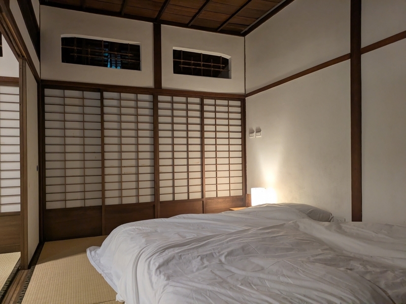 畳の寝室 畳の間に布団が敷いてある寝室。左側が座敷。
