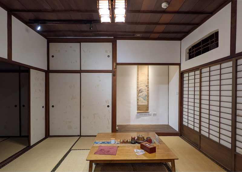 床の間のある座敷 床の間のある座敷。この部屋の左手と手前の部屋が6畳間の寝室。