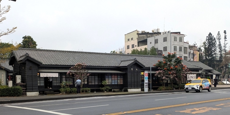 道路側に面して建つ2戸一の日本家屋。