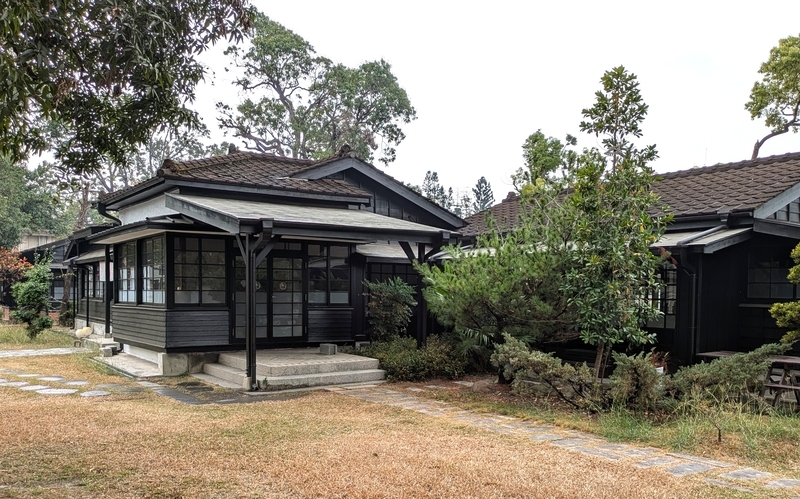 庭側から見た営林署嘉義出張所長宿舎の外観。