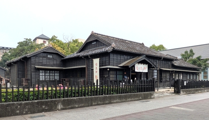 当時の招待所を活用した祈福館の外観。展示や食品販売を行う建物。