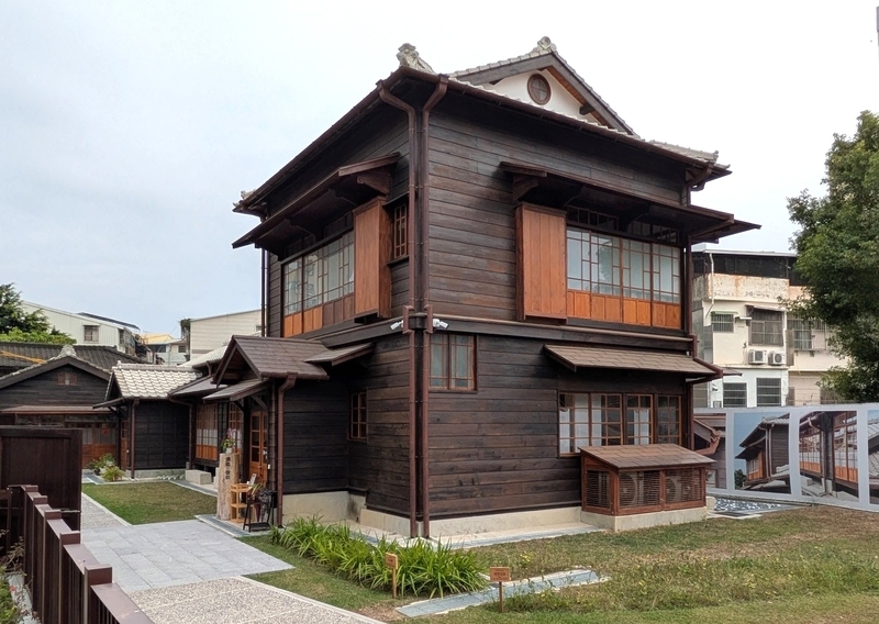 2階建て木造建築の全体外観。