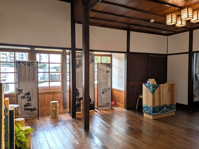 元の和室空間を活用した展示空間。