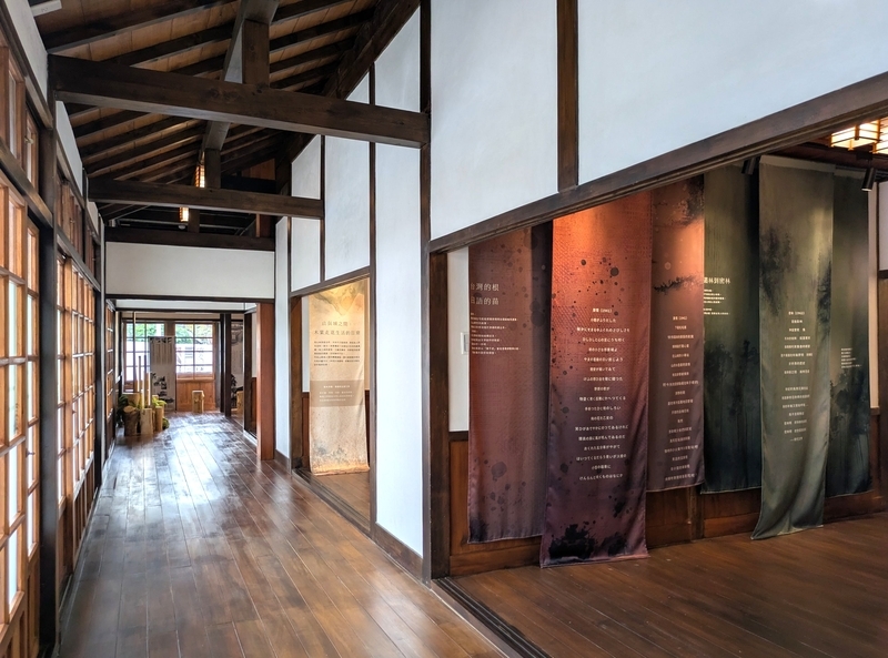 広縁に連続する展示空間。
