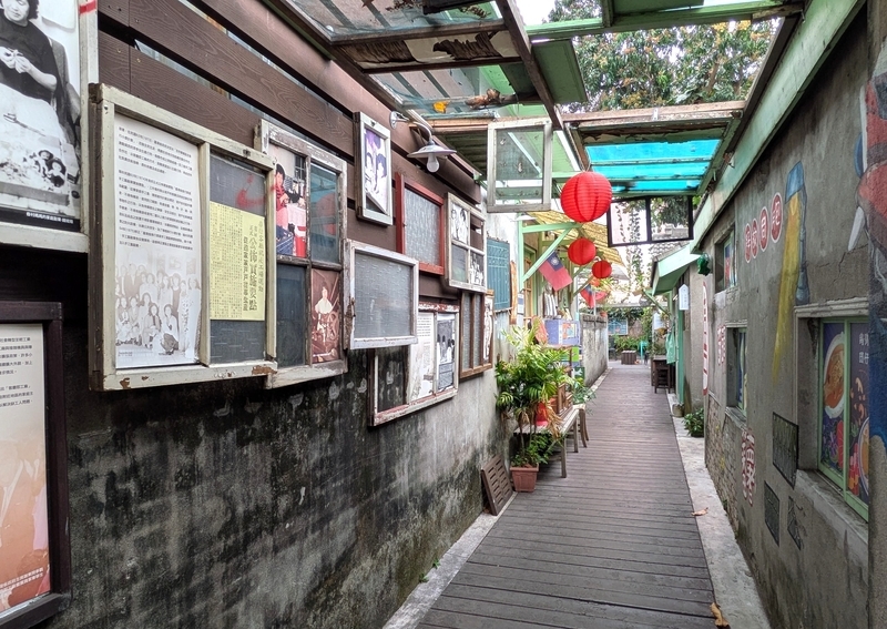 もう一つの路地にある装飾や展示。