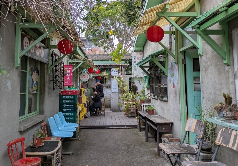 道路から入った路地に面する店舗群。