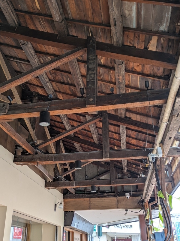 木造の小屋組で構成されたアーケード騎楼。