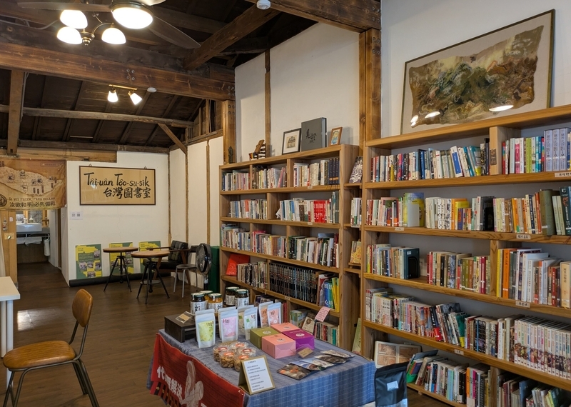 本棚が並ぶ読書空間。