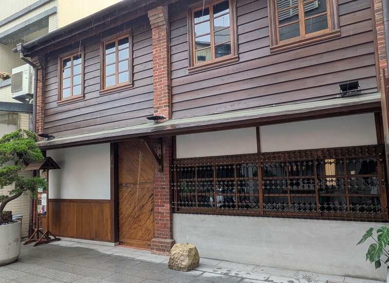 壁面のエレメントがそれぞれ異なる外観のディテール。
