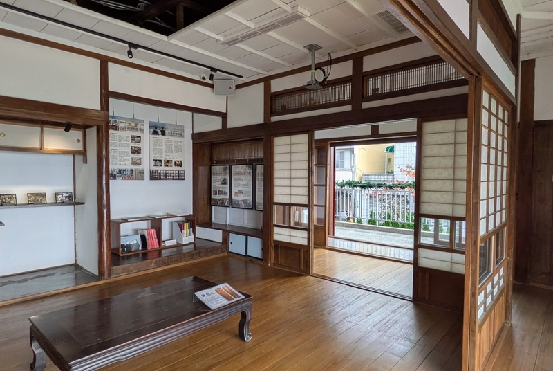 家具や調度品が置かれた2階の展示室。
