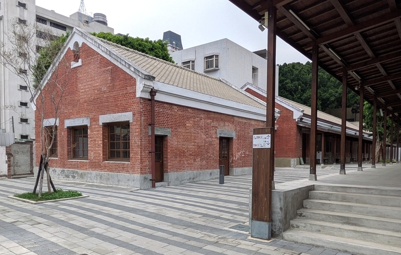 台中州庁舎附属建築と税務課倉庫の外観。