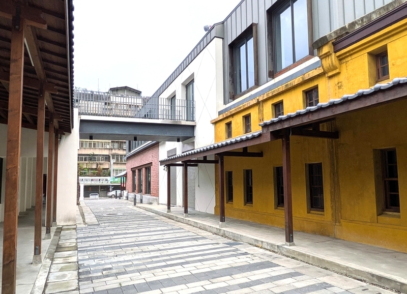 台中州文書倉庫と大屯郡役所北棟の間の通路。