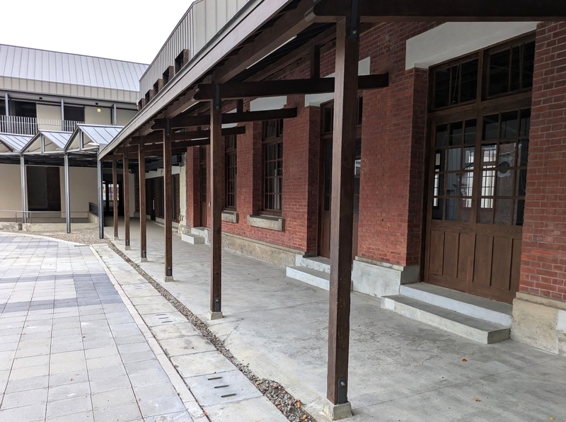 木の柱で支える廊下。