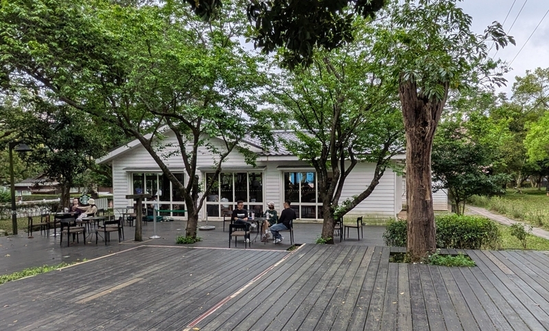 住宅の間の外部空間はウッドデッキ。奥に見えるのは草山星巴克（Starbucks）のテラス席。