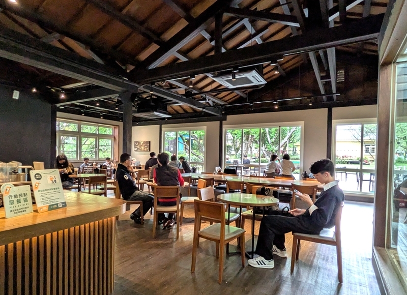 店内の客席。小屋組も分かる。