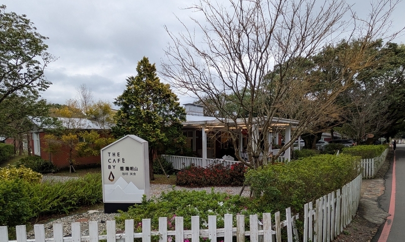 こちらも中央部に建つカフェ「The Caf’e By 想 陽明山」。