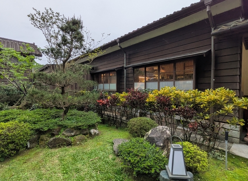 枯山水を囲う和風の外観。