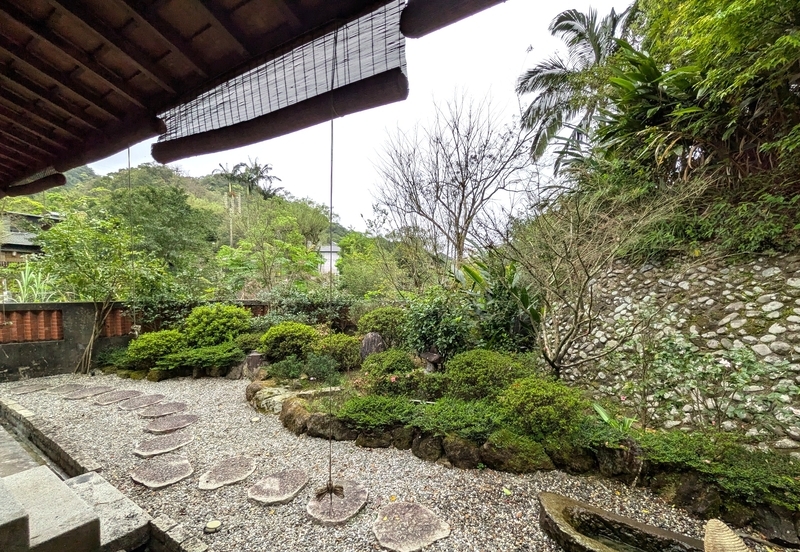 別に設けられた枯山水とすだれの組み合わせ。
