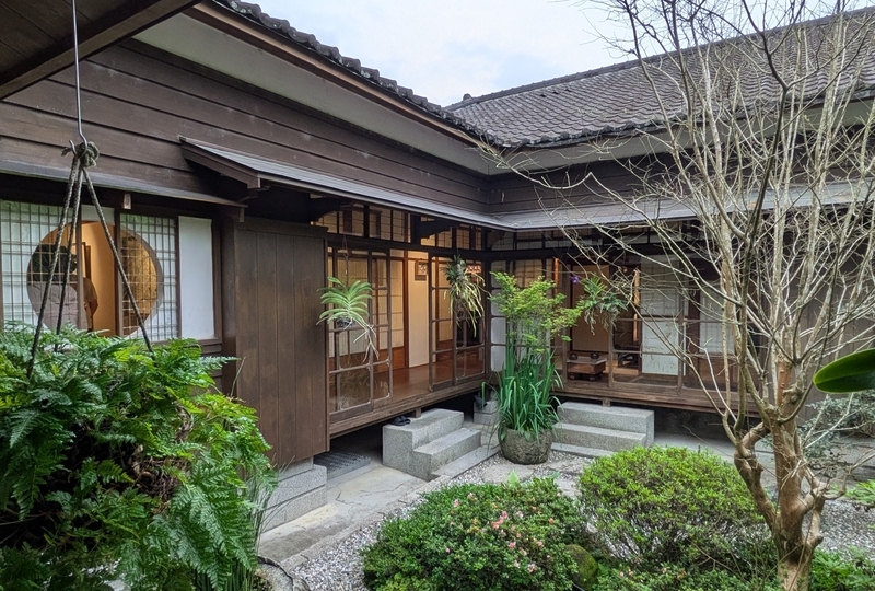 枯山水と丸窓のある外観。