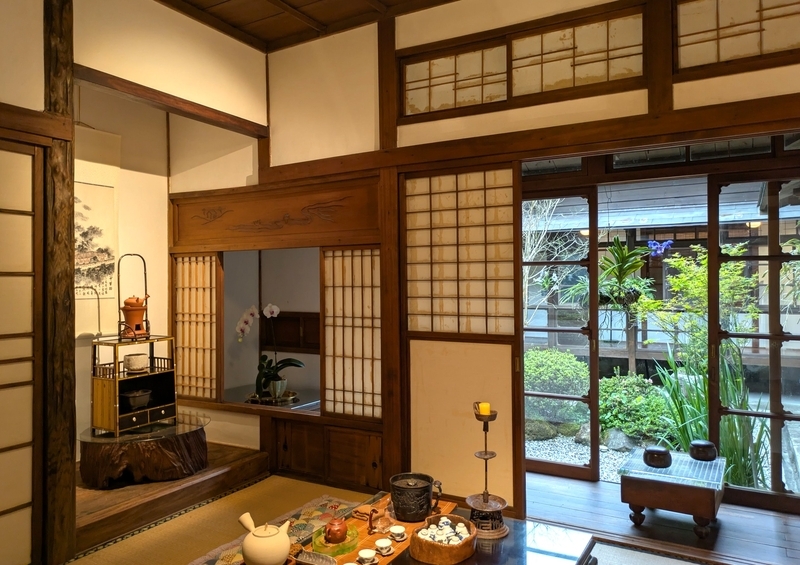 大広間に展示された調度品。