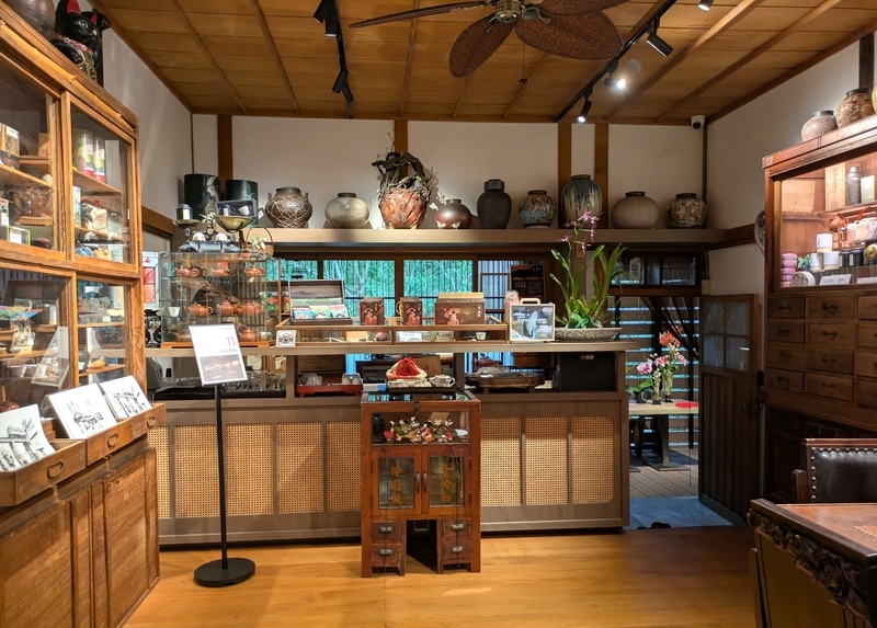 ギフトショップとなっている板張りの部屋。