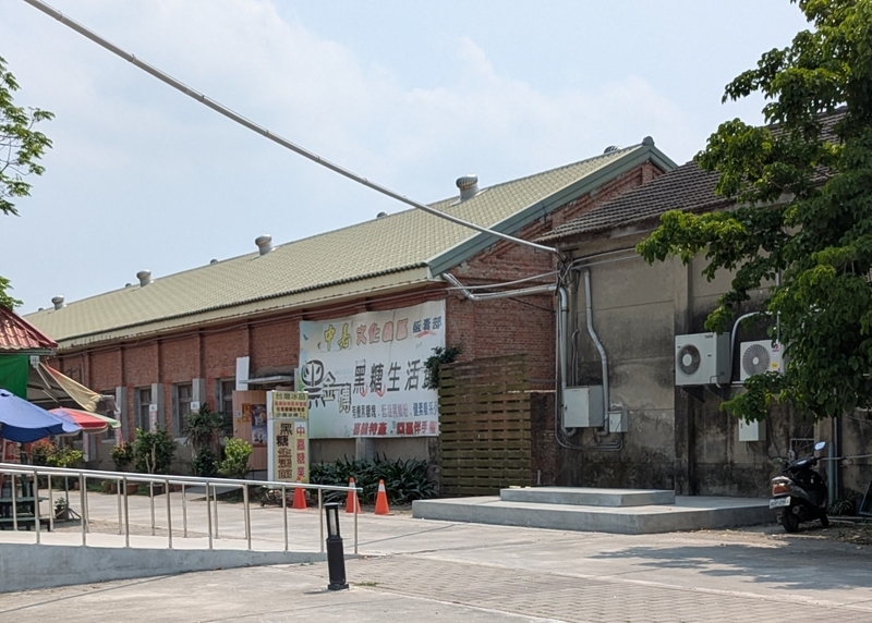 お土産屋さんとなっている倉庫。