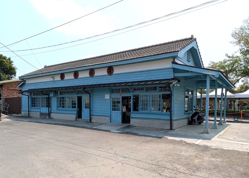 古蹟として市定されているサトウキビ輸送に用いられた五分車（軽便鉄道）の駅舎。