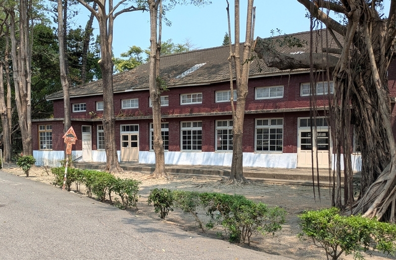 台湾ではあまり見ない建築スタイルの講堂の側面。