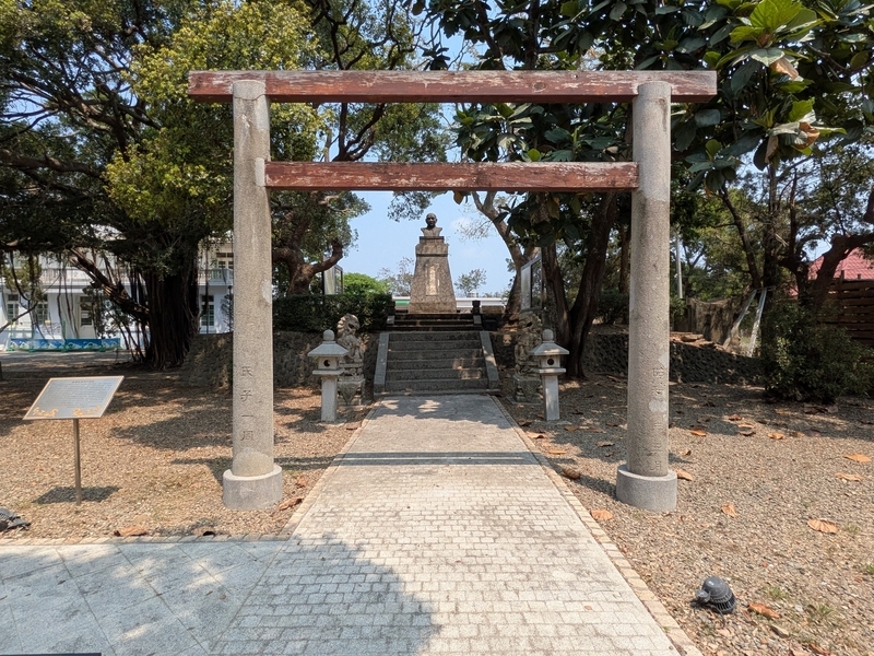 敷地内の神社の鳥居と蒋介石の銅像。