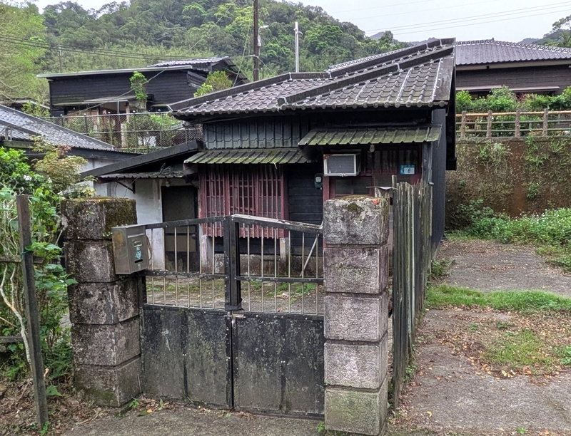 宿舎部分 半分に残された宿舎部分と思われる外観。
