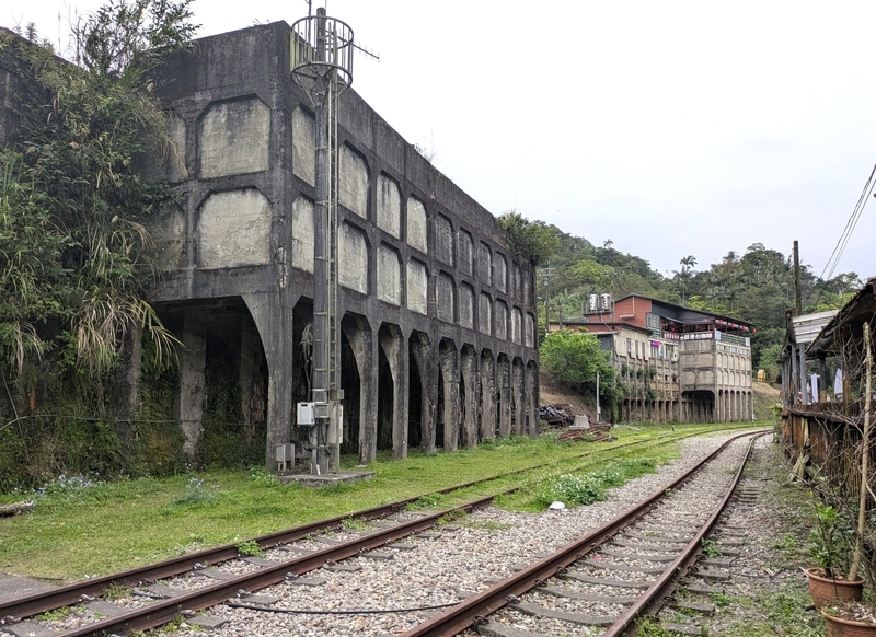 遺構 炭鉱施設の遺構。石炭を選別・貯蔵し鉄道へ積み出した設備。