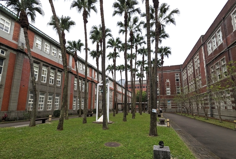 中庭 行政大楼と教室棟で囲まれた中庭。