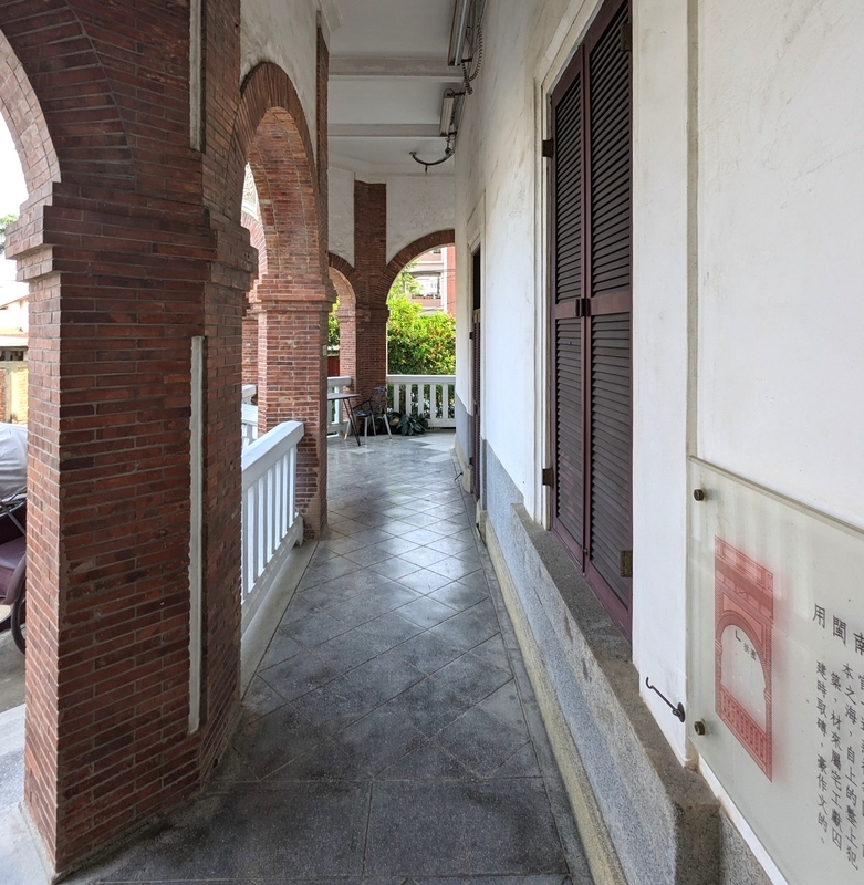 回廊 1階の回廊部分でアーチ型構造が確認できる。