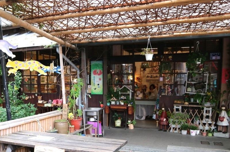 店舗前 ショップ前面のにぎわいの様子。