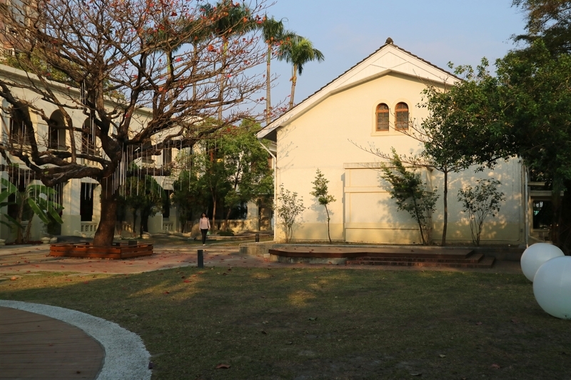 中庭と講堂 講堂と中庭。北棟教室には二層にわたる連続アーチの回廊が見える。