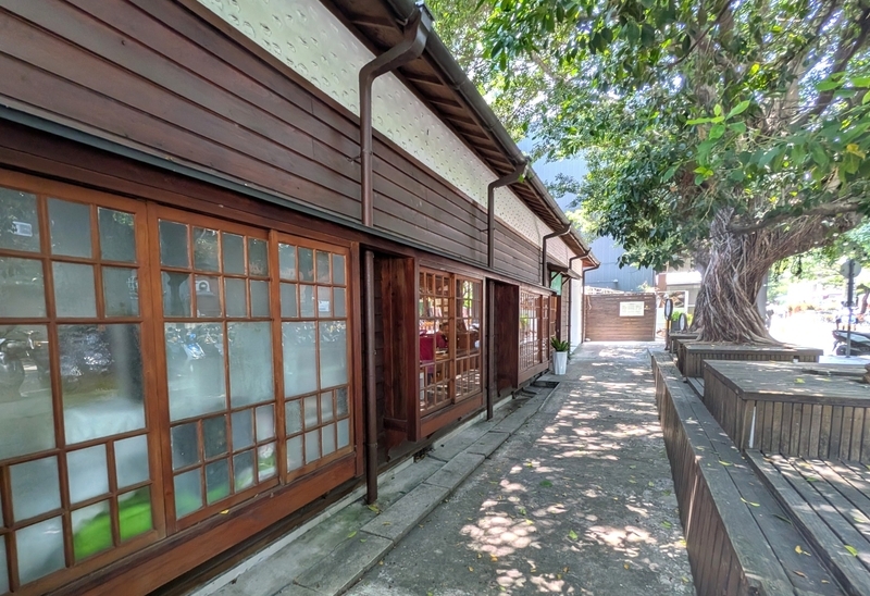 和洋折衷の日本家屋側。