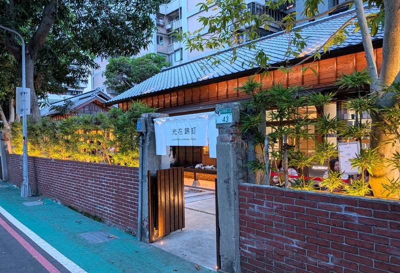 裏路地側には3棟の日本家屋が、カフェやレストランにリノベされている。