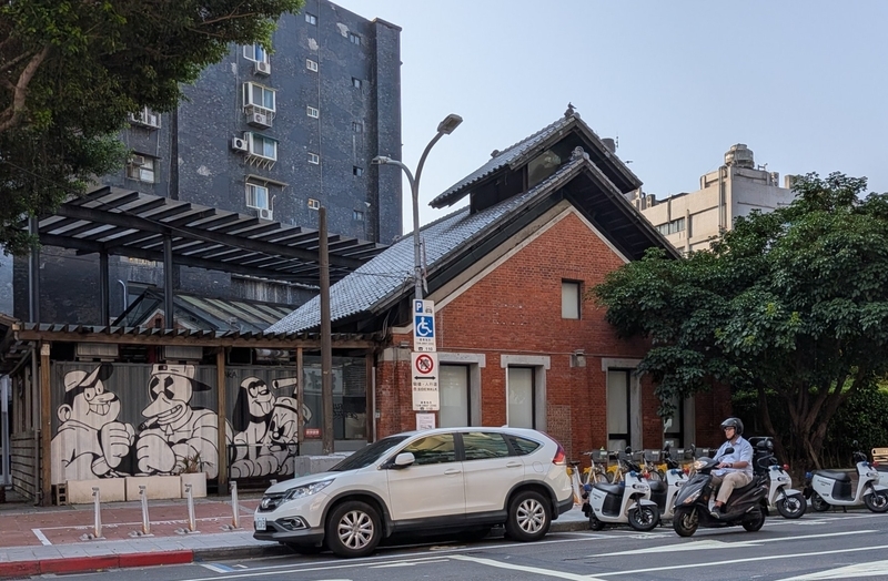 道路側からの外観。換気口の屋根。
