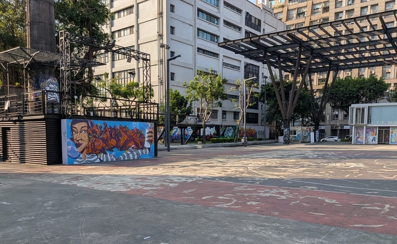 敷地の中は広場空間。