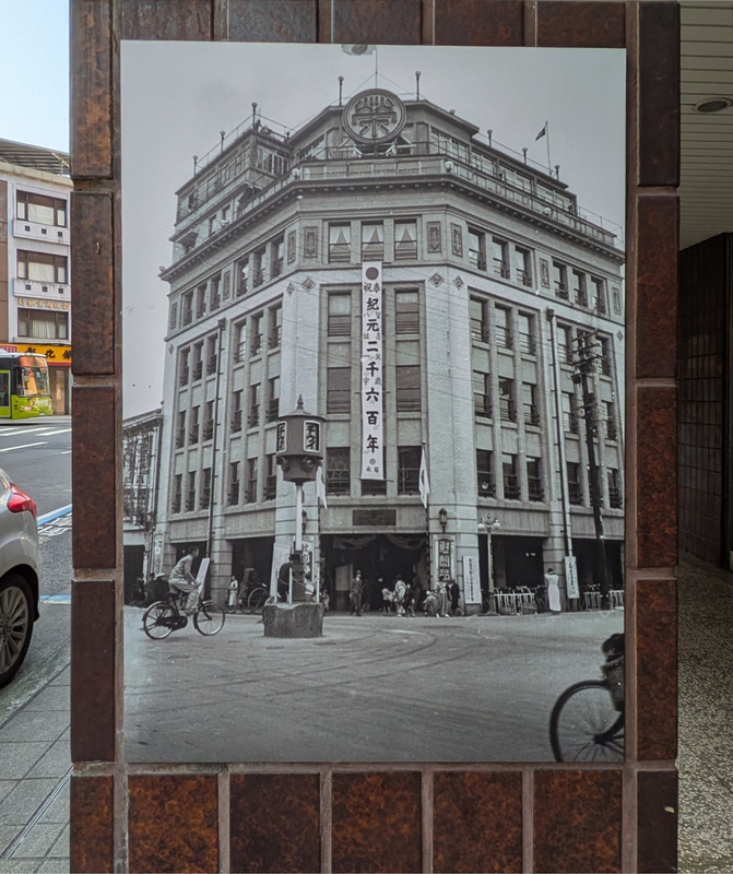通路側の柱に飾られている当時の外観写真。豪華な建築であったことがうかがわれる。