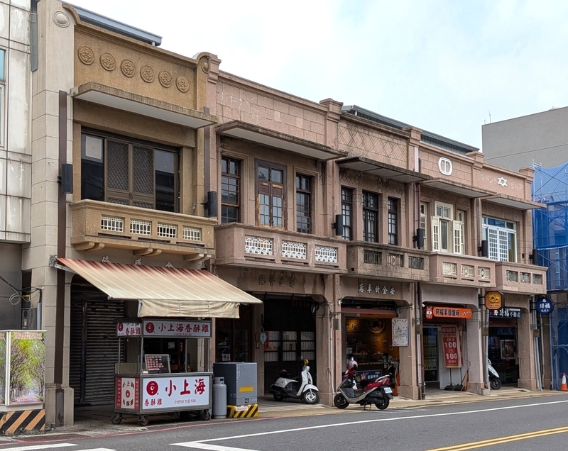モダンデザインの街屋 周辺にはバロック様式調の街屋建築がある中で、モダンデザインの個性。