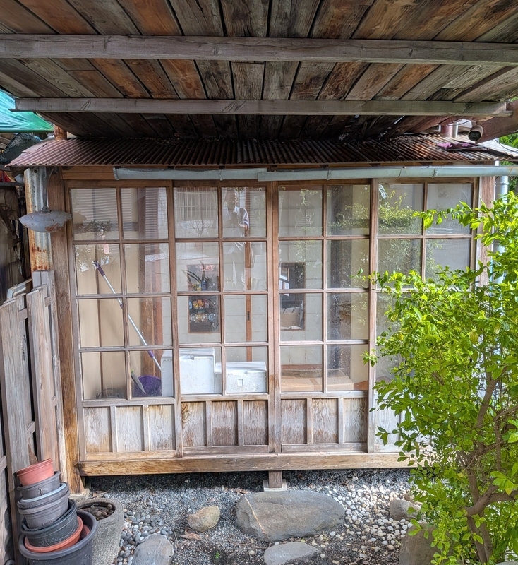 建物の側面も日本家屋の雰囲気を残す。