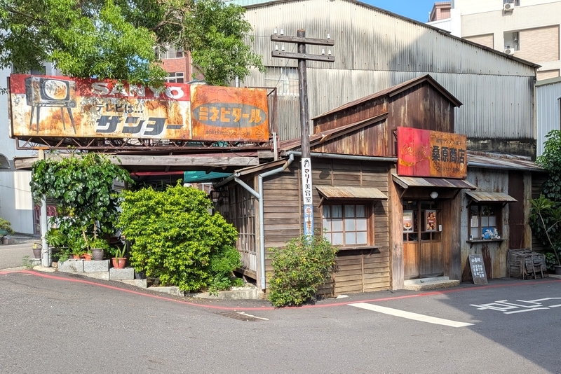 サンヨーの看板、電柱などレトロな小道具も豊富。