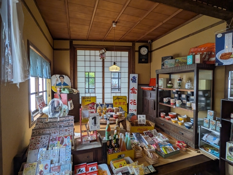 商店の店内。昭和グッズ、日本雑貨を扱う。