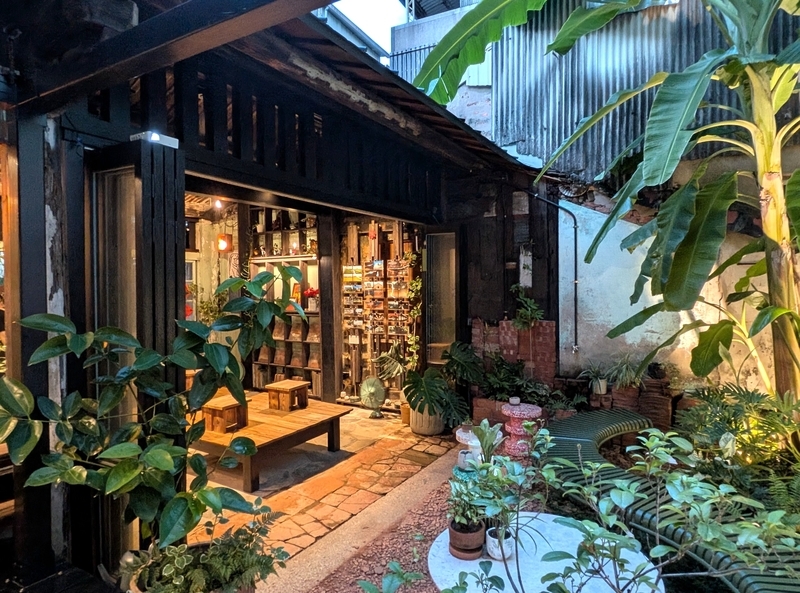 中庭からみた外観 中庭からみた外観。植栽が重なりあって豊かな空間。