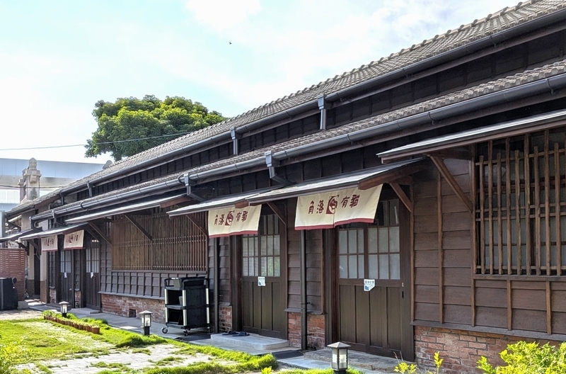 反対側は日式住宅の雰囲気を庭とともに残している。4つの玄関があり四連棟の様子が分かる。こちら側からはアクセスできず、外観として残されている。